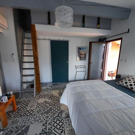 Le Lodge Des Chenes Brousses-et-Villaret ภายนอก รูปภาพ