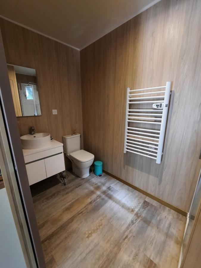 Le Lodge Des Chenes Brousses-et-Villaret ภายนอก รูปภาพ