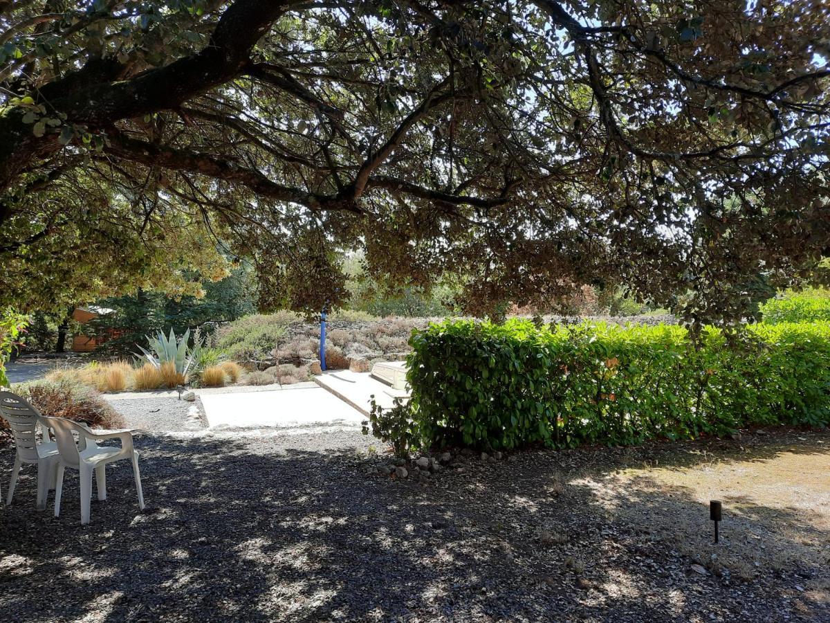 Le Lodge Des Chenes Brousses-et-Villaret ภายนอก รูปภาพ