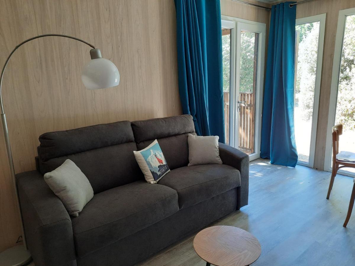 Le Lodge Des Chenes Brousses-et-Villaret ภายนอก รูปภาพ