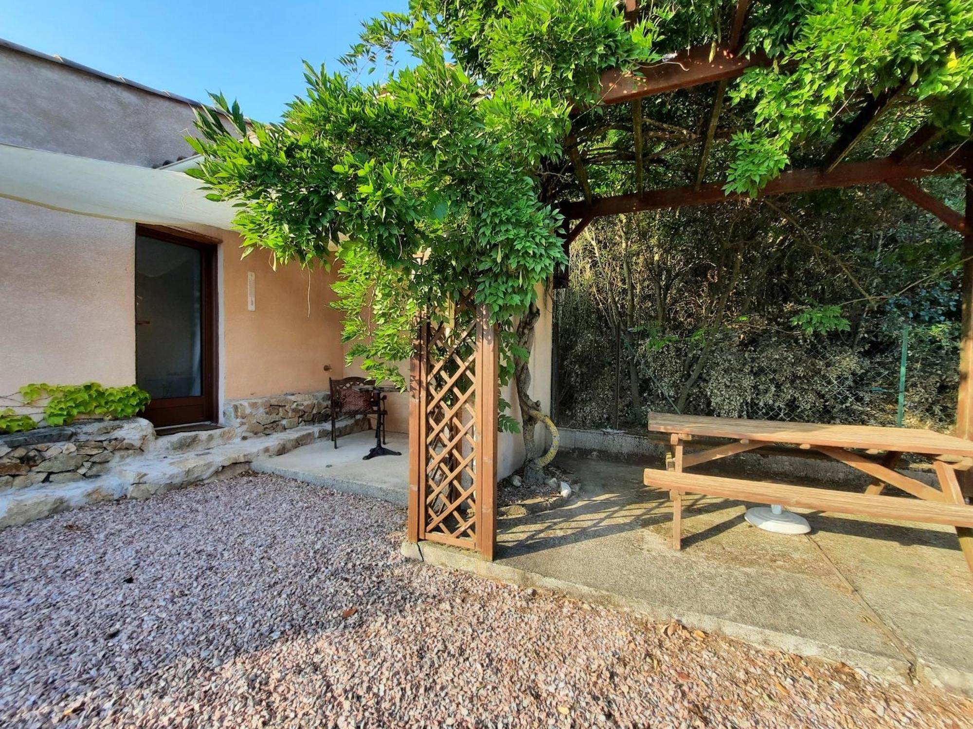 Le Lodge Des Chenes Brousses-et-Villaret ภายนอก รูปภาพ