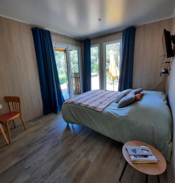 Le Lodge Des Chenes Brousses-et-Villaret ภายนอก รูปภาพ